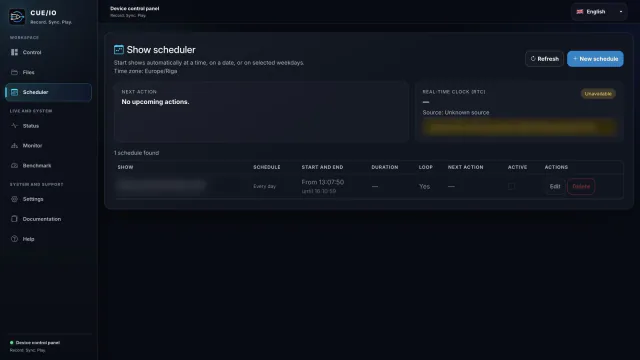 CUE/IO Scheduler lapa ar nākamo darbību, reāllaika pulksteņa statusu un ieplānoto šovu tabulu